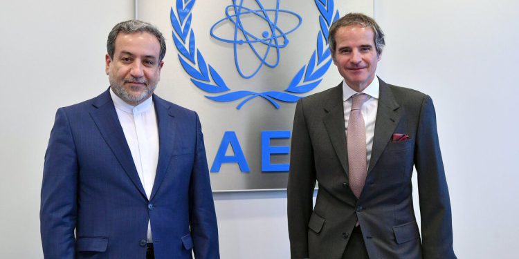 گفتگوی تلفنی عراقچی و گروسی در مورد مذاکرات تهران و واشنگتن