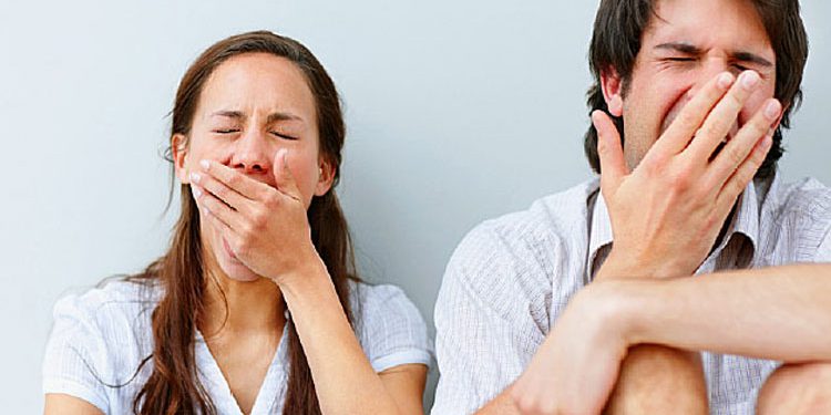 چرا با دیدن خمیازه دیگران، ما هم خمیازه میکشیم؟