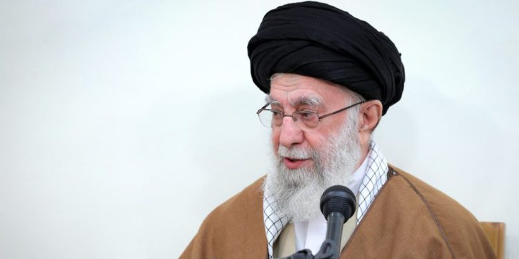 رهبر انقلاب اسلامی: به طرف مقابل خیلی بدبین هستیم، اما به توانایی‌های خودمان خوش‌بین هستیم