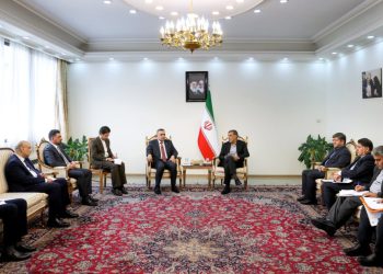 معاون اجرایی رئیس‌جمهور: اتصال ریلی خسروی – بغداد، گامی بزرگ در تعمیق روابط اقتصادی ایران و عراق/ مشاور نخست وزیر عراق از موافقت دولت این کشور با احداث راه آهن بغداد – خسروی خبر داد