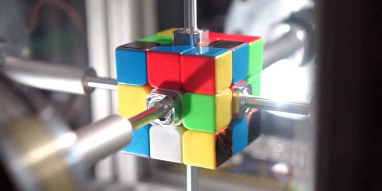 رباتی که رکورد جهانی گینس در سرعت حل مکعب روبیک را شکست