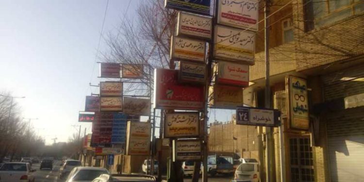 تابلوهای تبلیغاتی اصناف در کرمانشاه همسان سازی میشود /برخورد قانونی با واحدهایی مخل عبور و مرور شهروندان