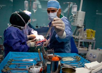 دست بیماران خارجی زیر تیغ مطب‌های خصوصی/ پای دلالان در میان است!