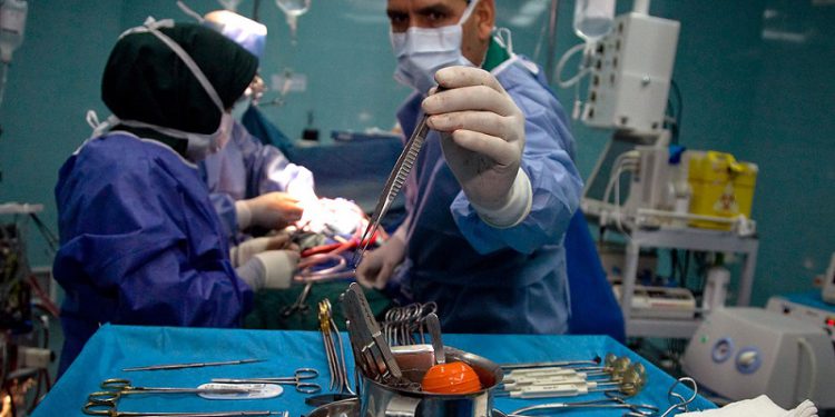 دست بیماران خارجی زیر تیغ مطبهای خصوصی/ پای دلالان در میان است!