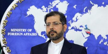 ئێران: مەکرۆن واز لە لێدوانە نەشیاوەکانی بێنێت