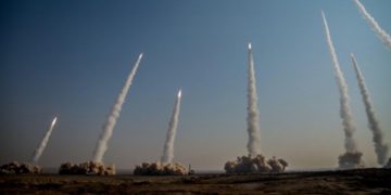 بارانی مووشەکە بالستییەکانی ئێران لە یەکەم قۆناغی مانۆڕی سەربازی پێغەمبەری گەورە