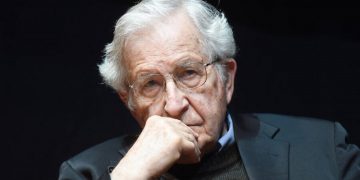 نوام چۆمسکی: ئەمریکا ئاڵاهەڵگری تیرۆریزمە لە جیهان