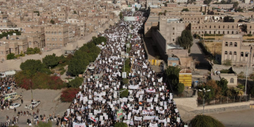 یەمەن: دژی بڕیارەکەی ئەمریکا خەڵک بۆ پاڵپشتی لە ئەنسارووڵا ڕژانە سەر شەقامەکان