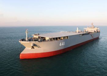 کەشتییە زەبەلاحەکەی ئێران ڕەوانەی ئاوەکانی کەنداوی فارس کرا