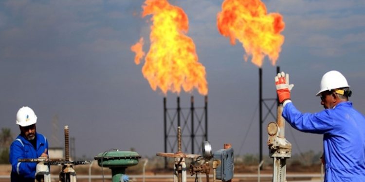 A picture taken on December 14, 2017 shows the Bin Omar natural gas facility, part of the Basra Gas Company, north of the southern Iraqi port of Basra.  / AFP PHOTO / HAIDAR MOHAMMED ALI