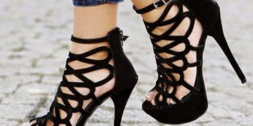 خانمان پێڵاوی پاژنەبەرز لە پێ مەکەن