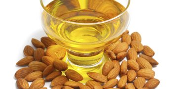 زەیتی بادەم دەموچاو سپی دەکاتەوە