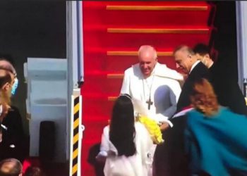 پاپا فرانسیس گەیشتە بەغدا و لە لایەن سەرۆک وەزیرانی عێراقەوە پێشوازیی لێکرا