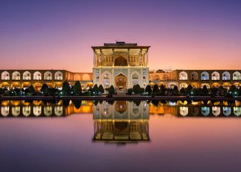 کۆشکی عالی قاپوو لە ئەسفەهان