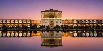 کۆشکی عالی قاپوو لە ئەسفەهان