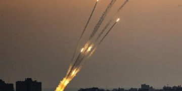 دەیان مووشەک لە کەرتی غەززەوە ئاراستەی ناوچە داگیرکراوەکانی فەڵەستین کرا