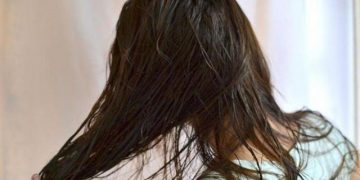 بە قژی تەڕەوە مەخەون