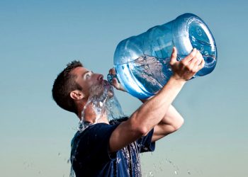 کاریگەری خواردنی 2 لیتر ئاوی ڕۆژانە لە سەر جەستە