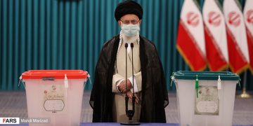 ڕێبەری مەزنی شۆڕشی ئیسلامی ئێران: دەنگی خەڵک چارەنووسی وڵات دیاری دەکات