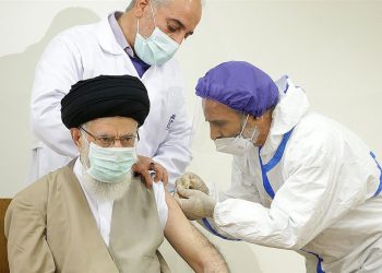 ڕێبەری مەزنی شۆڕشی ئیسلامی ڤاکسێنی کۆرۆنای ئێرانییان بەکار هێنا