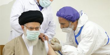 ڕێبەری مەزنی شۆڕشی ئیسلامی ڤاکسێنی کۆرۆنای ئێرانییان بەکار هێنا