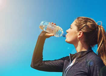 چەندین سوودی گرنگی خواردنی ئاو لە بەیانیدا بزانە