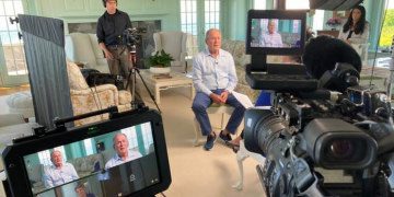 بۆش کشانەوەی ئەمریکا لە ئەفغانستان بە هەڵە ناو دەبات