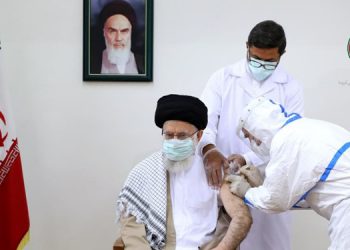 ڕێبەری مەزنی شۆڕشی ئیسلامی ئێران ژەمی دووەمی ڤاکسێنی کۆرۆنایان وەرگرت