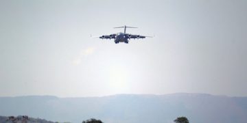 ڤەنزولیا بۆ ڕوبەڕوبونەوەی سەربازیی ئەمریکا ئامادە دەبێت