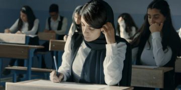 “ئەزموون” لە به‌شی پێشبڕکێی سه‌ره‌کی فێستیڤاڵی نێوده‌وڵه‌تی فیلمی “کاڕلۆڤی ڤاری” وه‌رگیرا