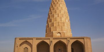 ئاشنایەتی لە گەڵ مەزاری یەعقوبی لەیسی سەفاری، گەورە کەسایەتی مێژووی ئێران