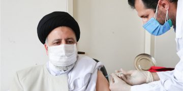 سەرۆک کۆماری ئیسلامی ئێران یەکەم ژەمە ڤاکسێنی ناوخۆیی کۆرۆنای وەرگرت