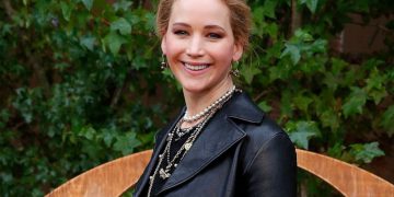 فیلمەکەی جێنیفیر لارێنس بوەتە گۆڕەپانی کێبڕکێی «ئەپێڵ» و «نێتفلێکس»