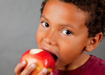 ئەو خواردنانەی کە بەکارهێنانیان دەبێتە هۆی پاک و خاوێنبوونی ددانەکان