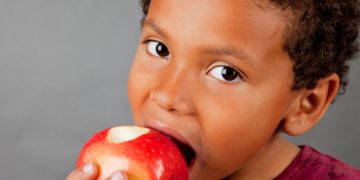 ئەو خواردنانەی کە بەکارهێنانیان دەبێتە هۆی پاک و خاوێنبوونی ددانەکان