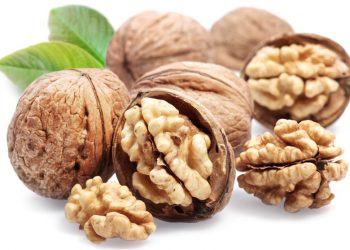 بزانە خواردنی گوێز چی لە پێست دەکات؟