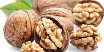 بزانە خواردنی گوێز چی لە پێست دەکات؟