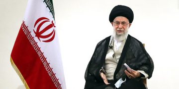 پەیامی ڕێبەری مەزنی شۆڕشی ئیسلامی: گەلی ئێران هیچ کات یادگارە بەنرخەکەی بەرگری پیرۆز لەبیر ناکەن