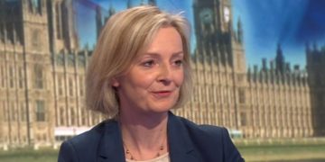 لیز تراس بووە وەزیری دەرەوەی بەریتانیا