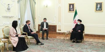 ڕەئیسی بۆ باڵیۆزی بەریتانیا: گەلی ئێران زۆربێژی هیچ وڵاتێک قبووڵ ناکات