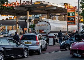 شەڕەچەقۆی بەنزینخانەکانی بەریتانیا بە هۆی قەیرانی سووتەمەنییەوە