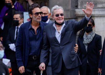 بەشداربوونی هونەرمەندانی ناودار لە مەراسیمی بەخاک سپاردنی بلێمۆندۆ دا