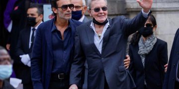 بەشداربوونی هونەرمەندانی ناودار لە مەراسیمی بەخاک سپاردنی بلێمۆندۆ دا