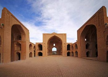 مزگەوتی گشتیی ئەردستان، یەکەم مزگەوتی دوو نهۆمیی مێژووی ئیسلام