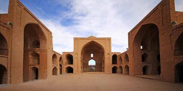 مزگەوتی گشتیی ئەردستان، یەکەم مزگەوتی دوو نهۆمیی مێژووی ئیسلام