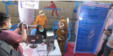 بانگهێشتی خەڵک بۆ کوتانی ڤاکسێن لە لایەن فێستیڤاڵی شانۆی سەرشەقامی مەریوانەوە