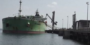 هاوپەیمانی سعوودیە چۆن مانگانە 6 ملیۆن بەرمیل نەوتی یەمەن تاڵان دەکات؟