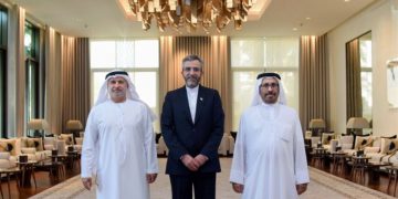 عەلی باقری و ئەنوەر قەرقاش لە ئیمارات کۆبوونەوە