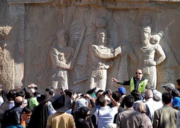 هاتنی گەشتیاران لە وڵاتانی دراوسێوە بۆ ئێران قەدەغە کرا