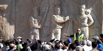 هاتنی گەشتیاران لە وڵاتانی دراوسێوە بۆ ئێران قەدەغە کرا